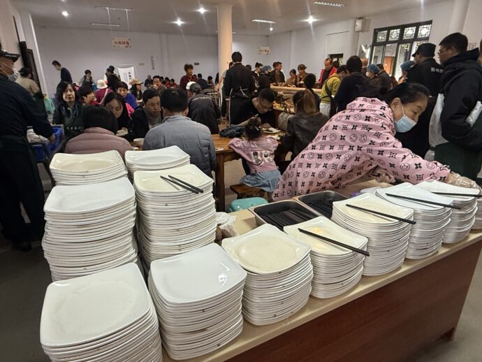 お皿と箸を受け取る