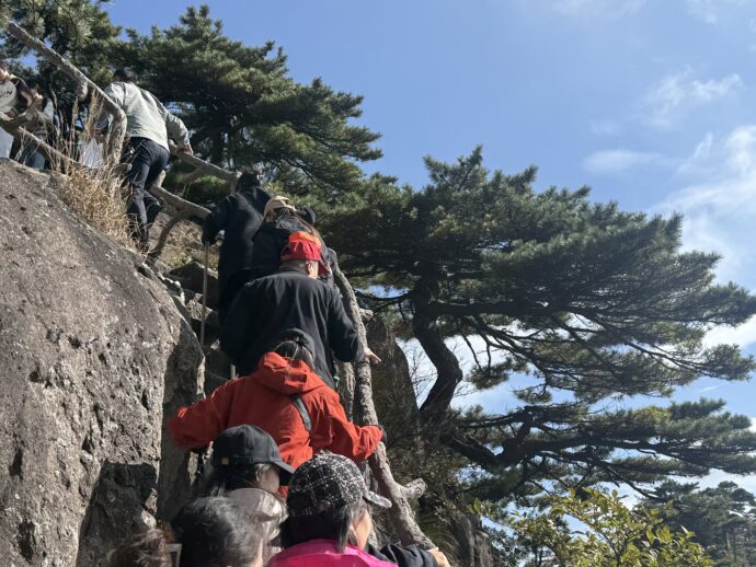 始信峰にのぼる行列に並ぶ