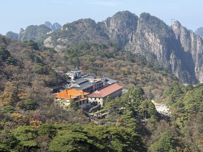 始信峰からみえる建物