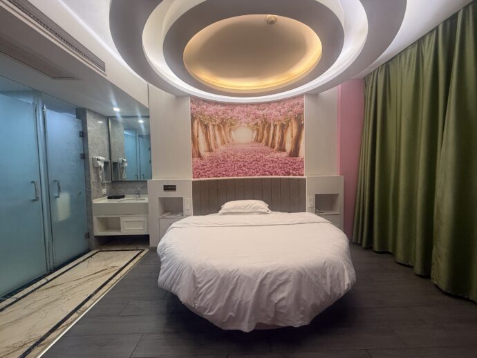 ラブホテルみたいな丸いベッド