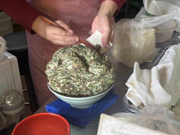 餃子をせっせと製作中