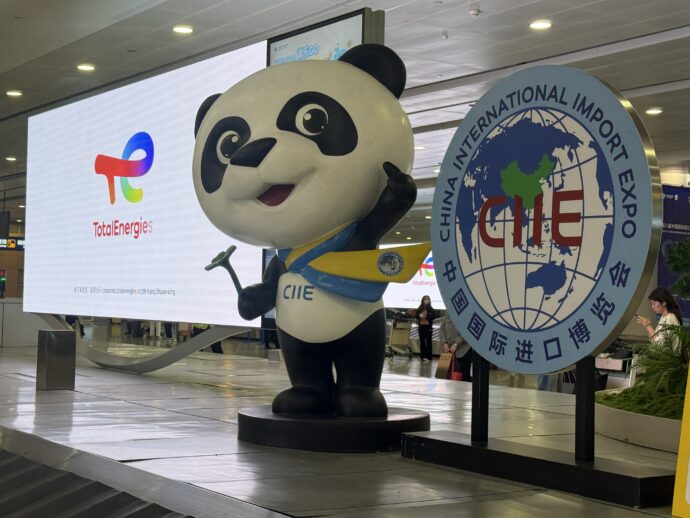 荷物受取レーンのパンダ