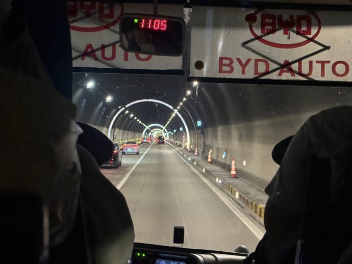 高速を走るバス