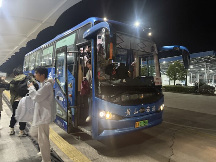 黄山北站に到着したバス