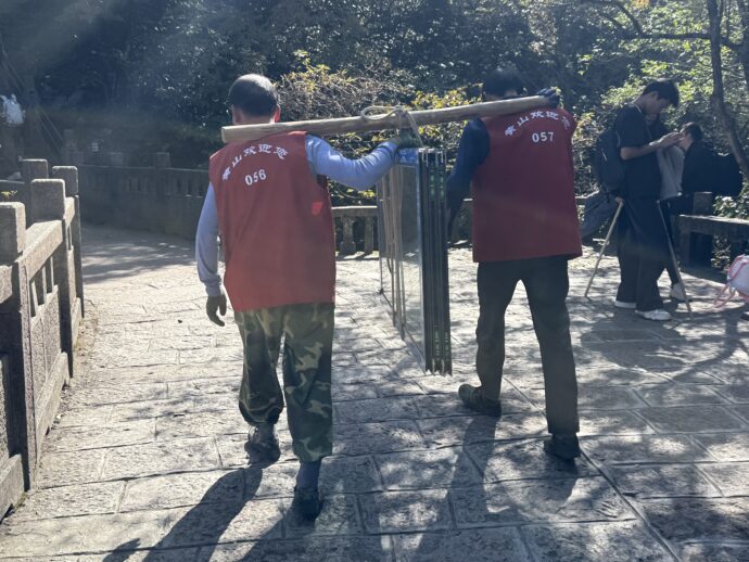 カゴを背負った男性