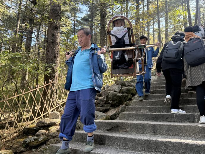 カゴを運ぶ男性