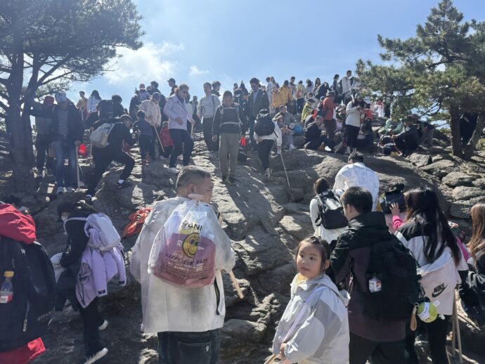 大混雑の光明顶