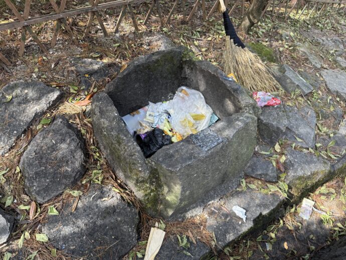 石のゴミ箱