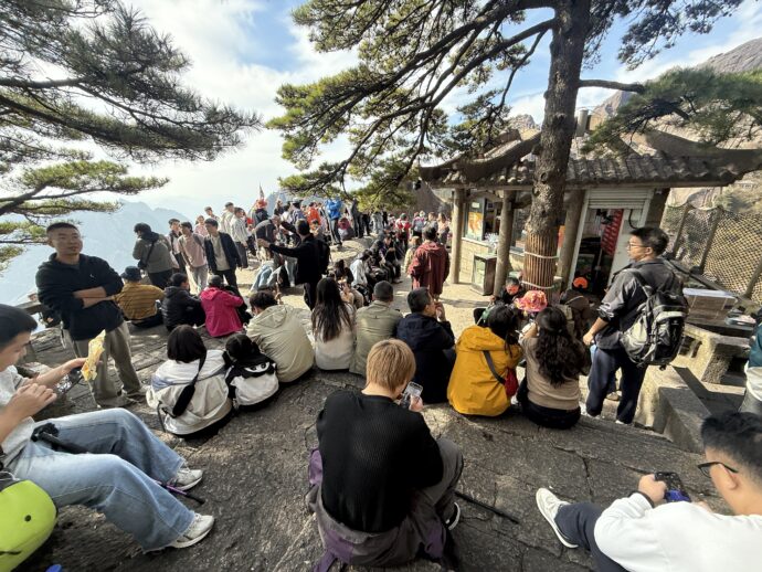 莲花峰 登山口で休憩する人々