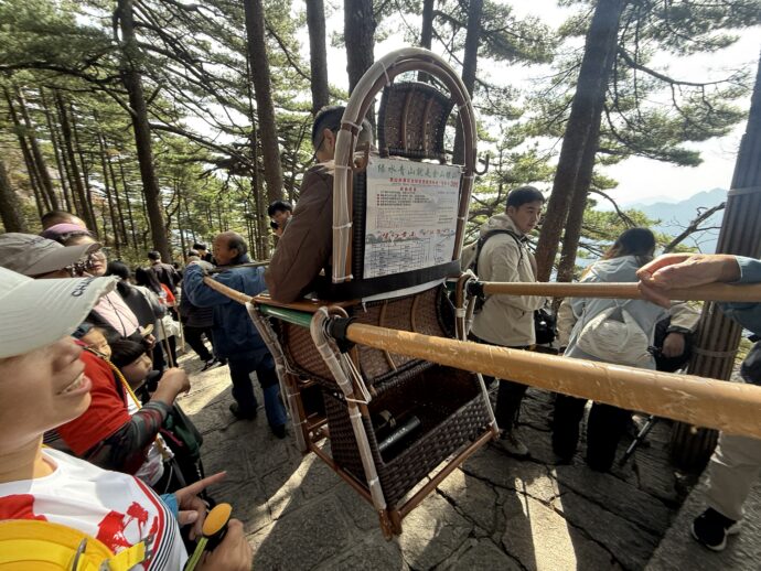 カゴに乗る男性