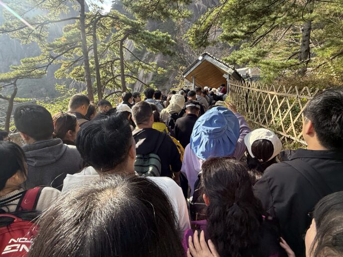 ケーブルウェイへの道の渋滞