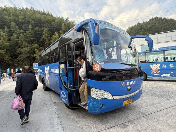 黄山换乘中心に到着したバス