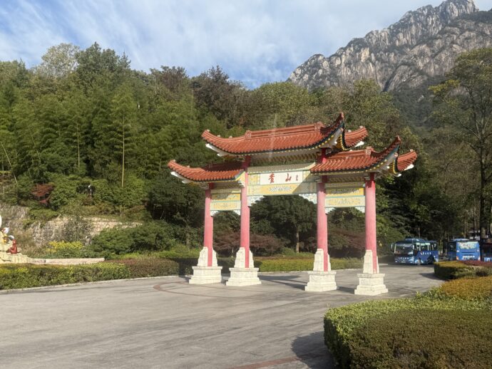 車窓から見える門