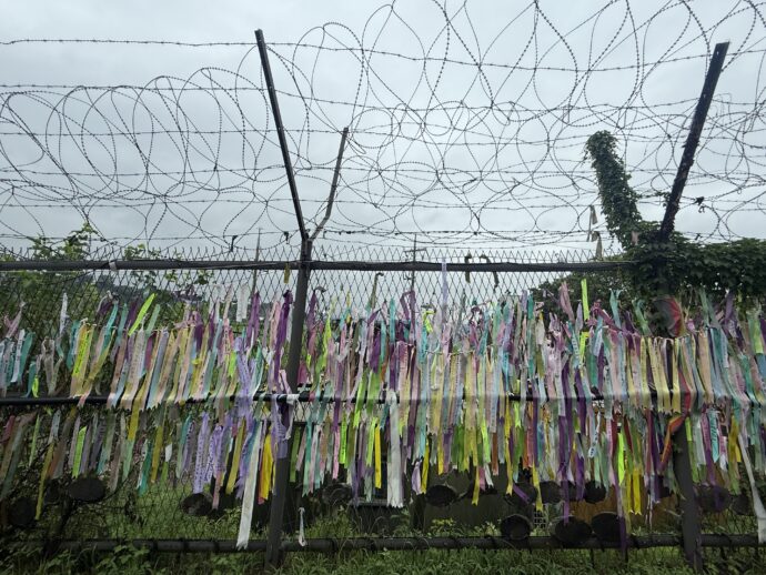 バリケードにかかったリボン