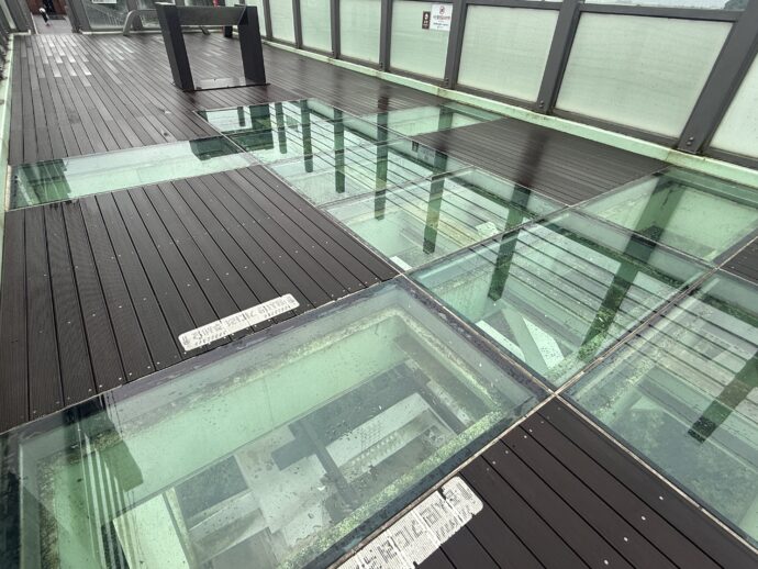 トッケ橋の足元