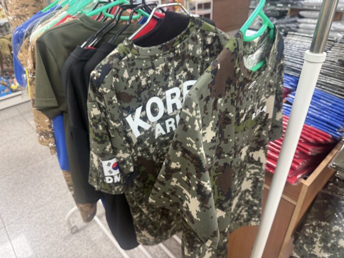 迷彩柄のTシャツ