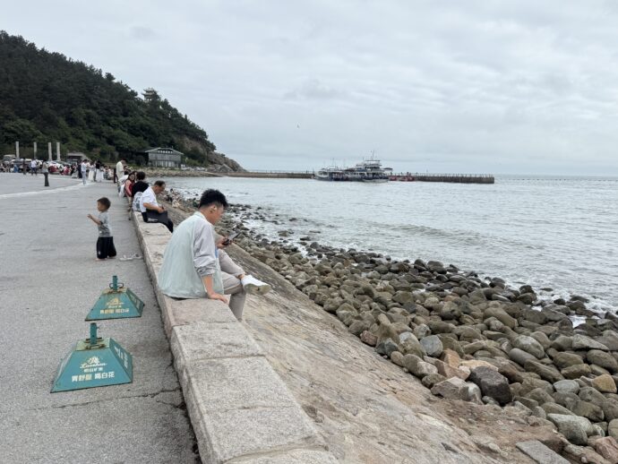 海の前で過ごす人々