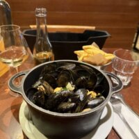 バケツいっぱいのムール貝