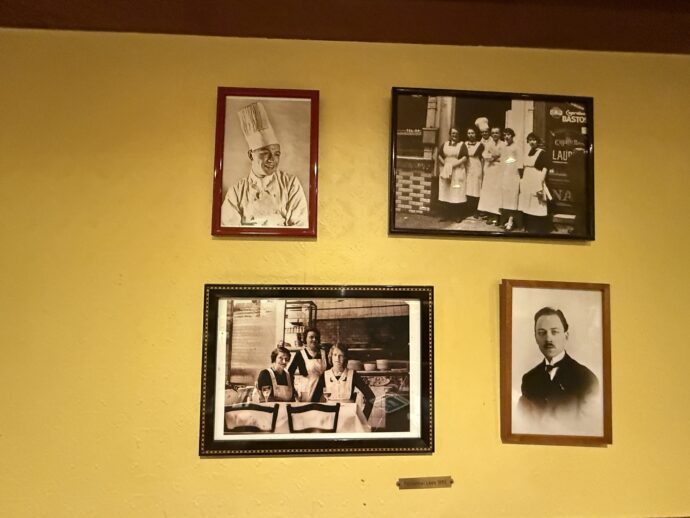 黄色い壁にフォト