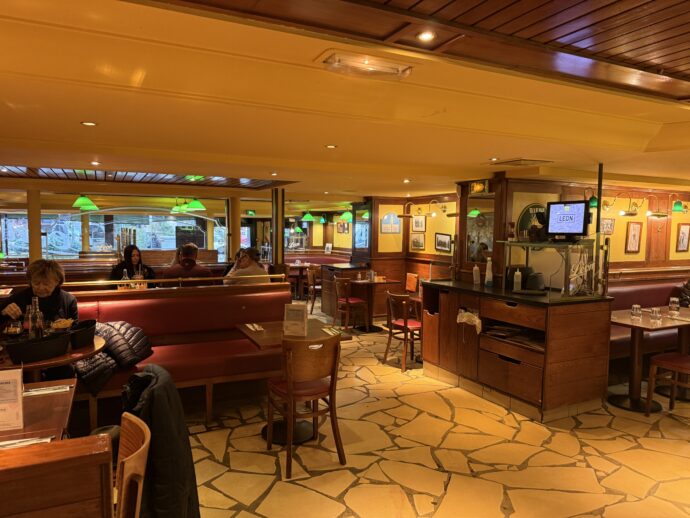 Léon Porte Maillot店の店内