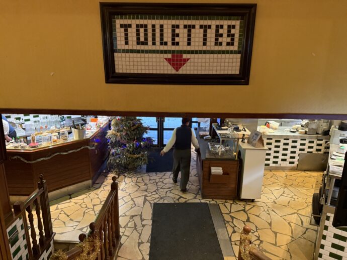 Léon Porte Maillot店の店内のトイレ