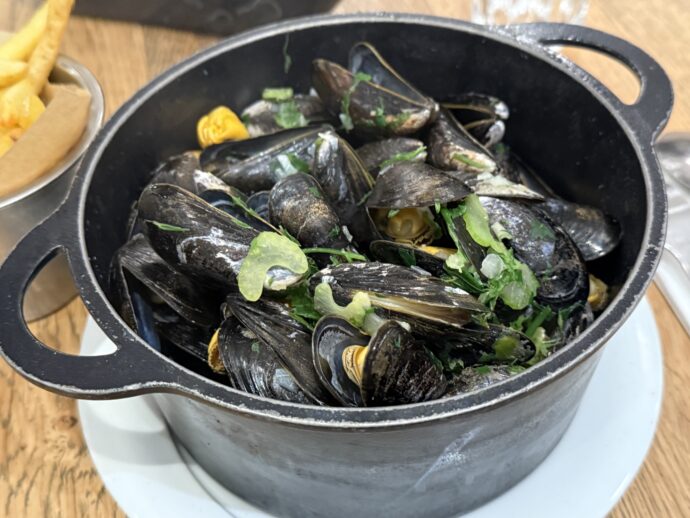 鍋に入ったムール貝
