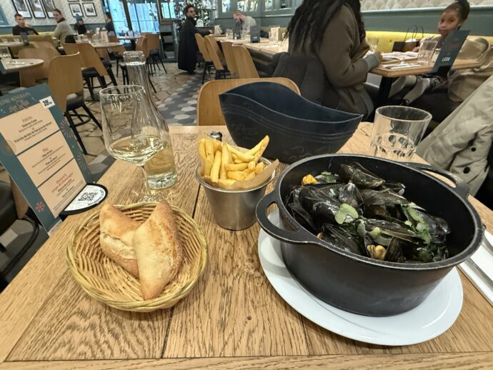 鍋に入ったムール貝とバゲット