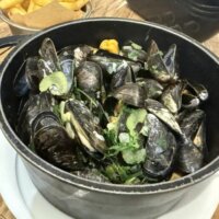 鍋に入ったムール貝