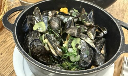 鍋に入ったムール貝
