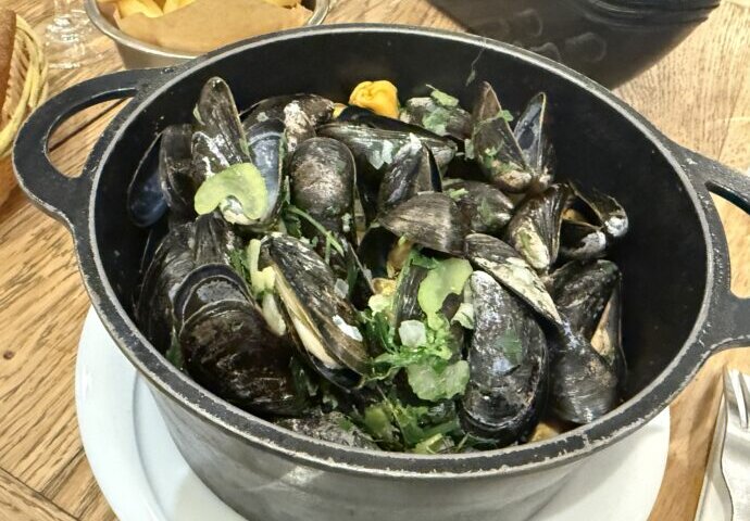 鍋に入ったムール貝