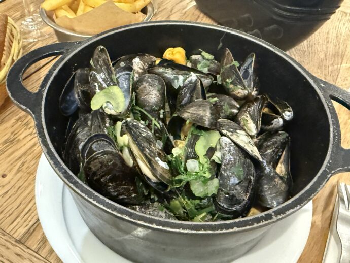 鍋に入ったムール貝
