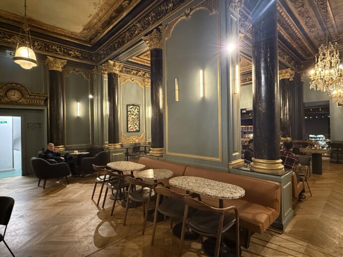 スターバックス オペラ店の豪華な内装