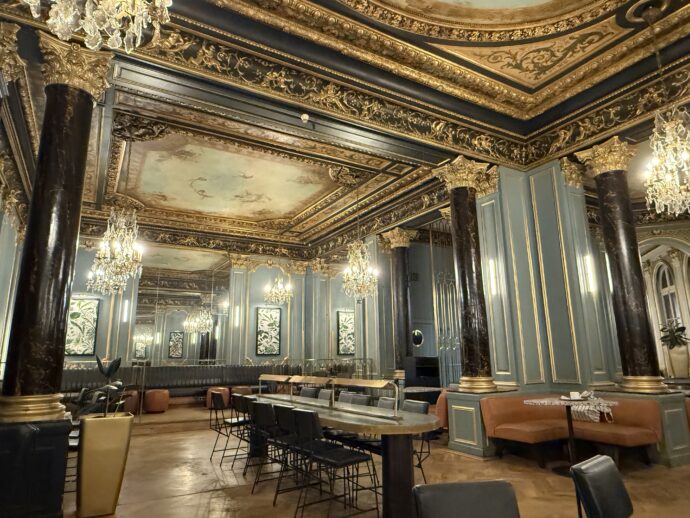 スターバックス オペラ店の豪華な内装