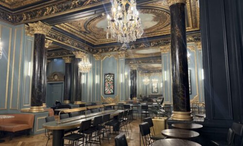 スターバックス オペラ店の豪華な内装