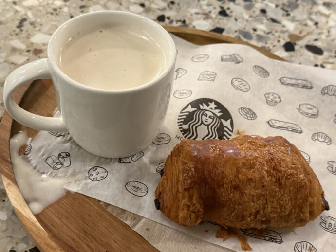 パンオショコラとカフェラテ