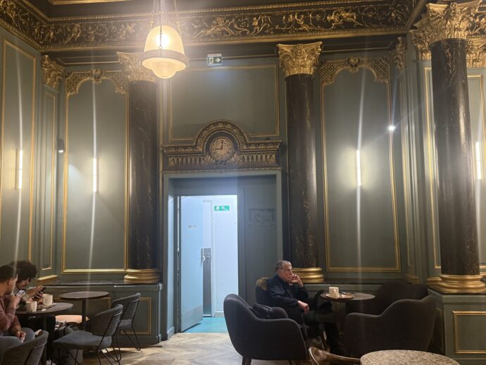 スターバックス オペラ店の豪華な内装