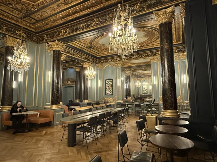 スターバックス オペラ店の豪華な内装