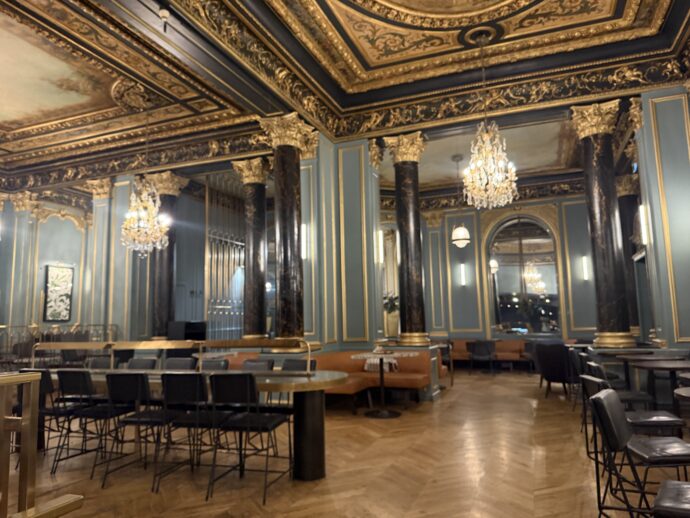 スターバックス オペラ店の店内