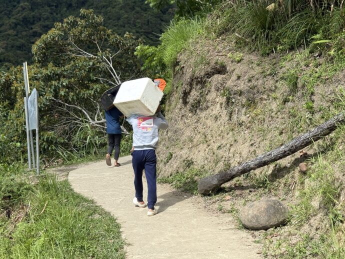 荷物を背負う男性