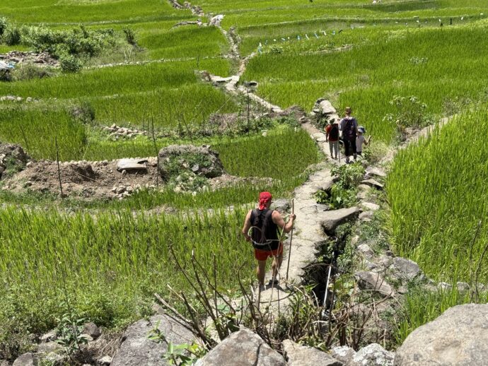 バタッドライステラスの歩道を歩く家族