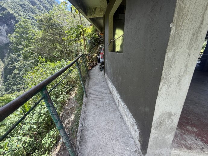 バタッドライステラスの歩道