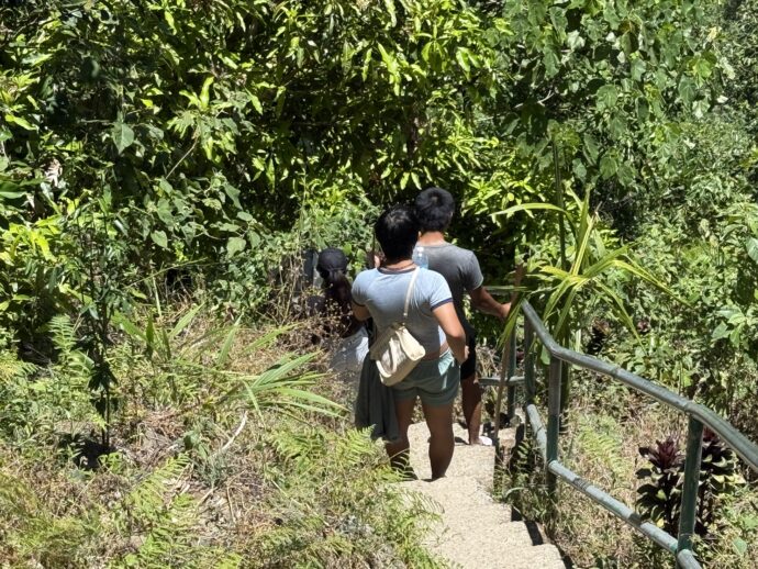 滝を目指す若者