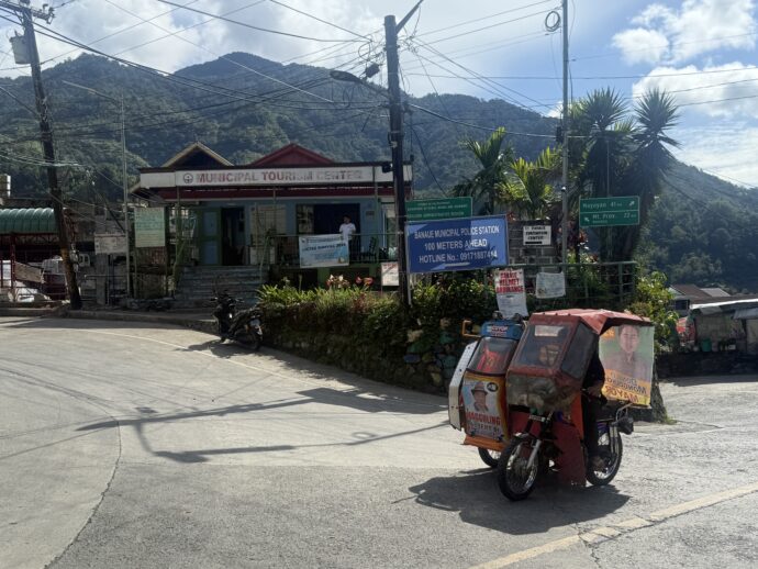 ツーリストセンターの前にとまるトライシクル