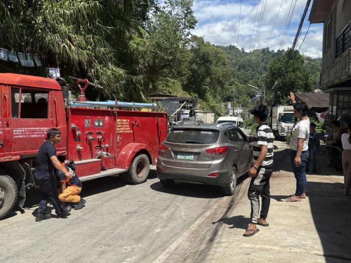 交通整理する若者