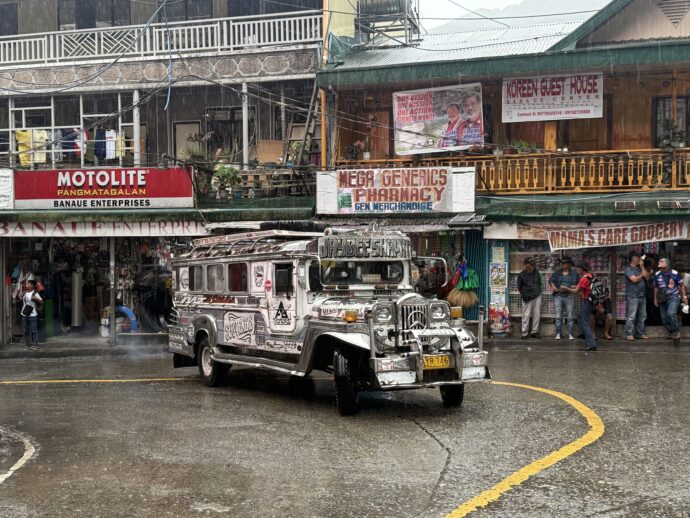 雨のバナウェの町