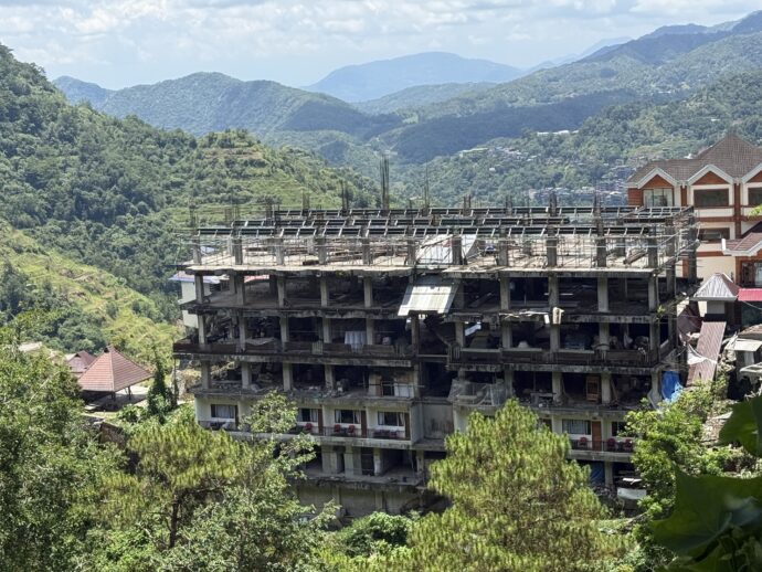 建設を放置された住宅