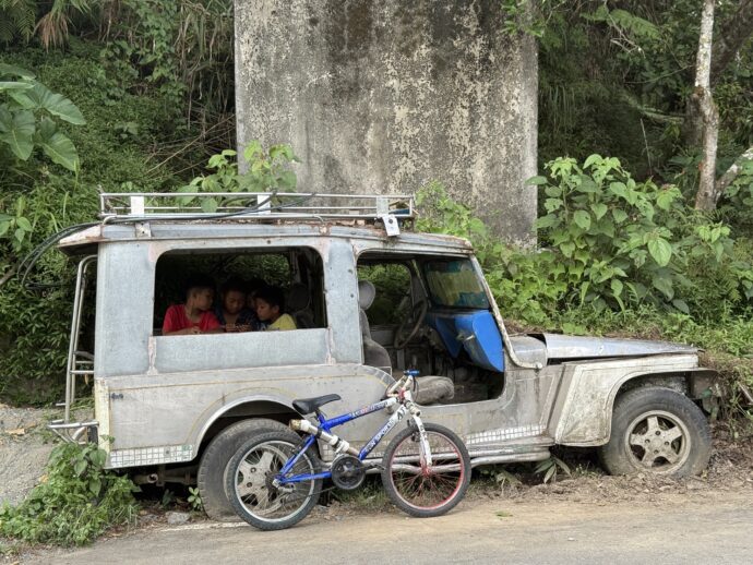 車の中で遊ぶ少年たち
