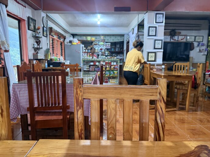 バナウェ・ホームステイの店内