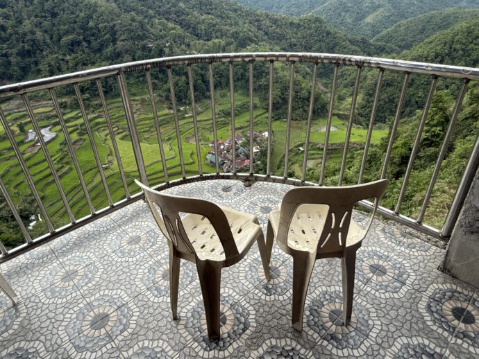 バンガアンライステラスを見る椅子2脚