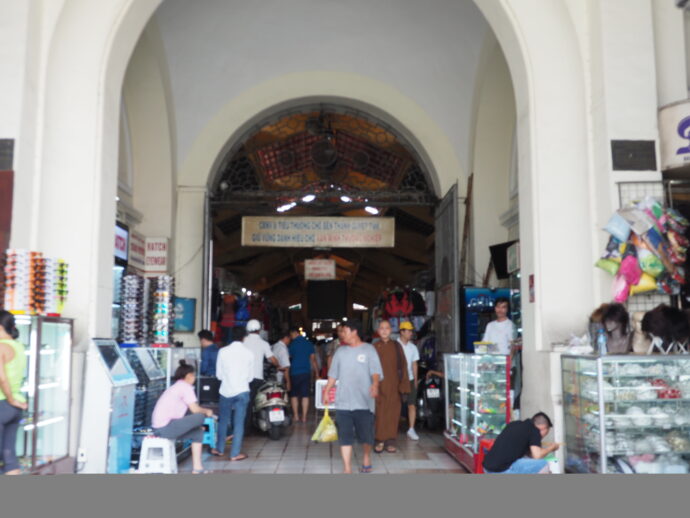 ベンタイン市場入り口